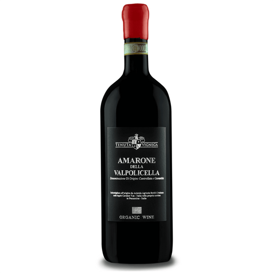 Rubino molto intenso che mantiene una buona trasparenza, molto consistente.

Il profumo è etereo con note di frutta matura, in particolare la marasca ed una equilibrata sensazione di legno tostato e cacao. 

Al gusto è pieno, armonico, lungo, con una grande morbidezza ed equilibrio.

Retrogusto di marasche sotto spirito.

In astuccio regalo