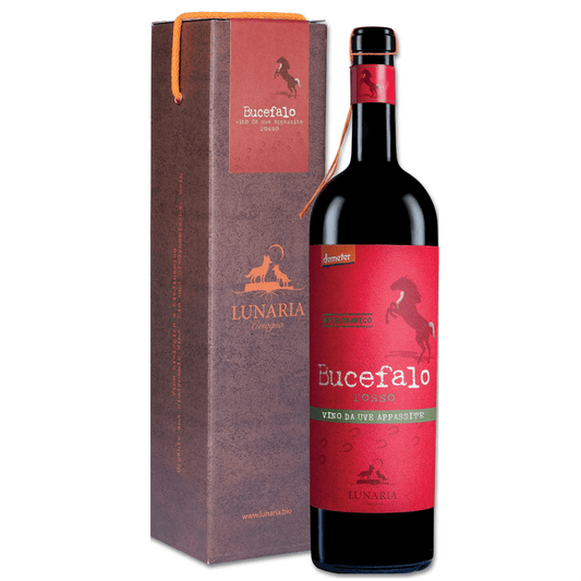 Rosso rubino impenetrabile, al naso frutta rossa, confettura di amarena e mandorle.

In bocca è lievemente dolce, caldo, morbido, intenso, e con il tipico finale ammandorlato.

Coltivato a capanne (tendone o pergola abruzzese), la forma di allevamento che più di tutte restituisce alla vite il suo naturale sviluppo vegetativo.

La fermentazione spontanea lavora con quanto la natura offre ogni anno e affida alla forza e alla salute del territorio e del vigneto l’ottenimento di uve ricche di lieviti indispensa