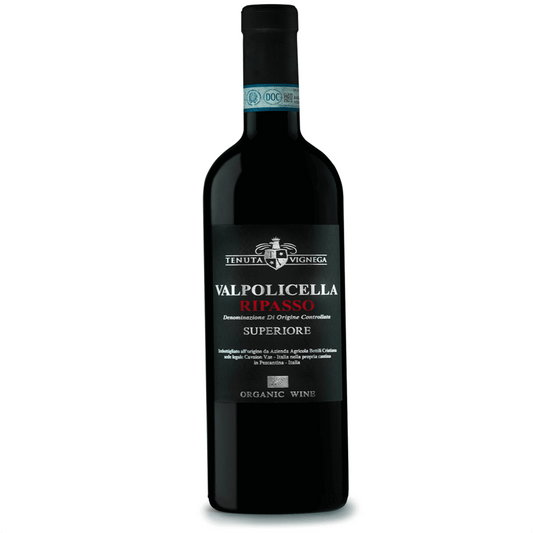 Dopo la svinatura, il vino è conservato in un serbatoio di acciaio fino al ripasso con le vinacce di Amarone della stessa annata. 

Questa operazione inizia alla fine di gennaio, dove il vino sosta nella vinaccia di amarone per una settimana.

Successivamente viene affinato in botti di rovere di Slavonia e in barriques di rovere francese.

Il colore è&nbsp;rosso luminoso.

Il profumo è intenso di ciliegie mature, mora con leggero sentore di cioccolato e vaniglia.

Al gusto è piacevole, con una nota di 
