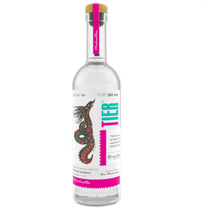 L'agave dei prodotti Tier è raccolta a mano ed è di produzione artigianale e limitata. Il succo estratto viene fatto fermentare in contenitori di legno, distillato quindi due volte in alambicco discontinuo di rame. Tutte le bottiglie sono numerate e imbottigliate nel luogo di produzione. Tier San Juan Del Rio è un Mezcal non invecchiato, dal colore cristallino. Al palato è caldo e intenso, con sapori che vanno dalle erbe affumicate al cioccolato.