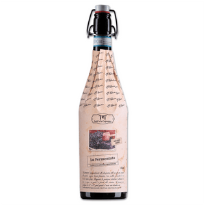 "Lu Fermentate"
Tecnica di vinificazione in rosso, caratterizzata dalla lunga macerazione del mosto con le bucce, conosciuta come “Lu Fermentate”, che conferisce al vino una struttura robusta, un gusto corposo e tannico, e una alta capacità di invecchiamento.

Il processo
Gli acini di uva vengono diraspati e sottoposti a pigiatura e lasciati fermentare spontaneamente all’interno di grandi tini di legno o acciaio, senza alcuna aggiunta di lieviti e solfiti. Durante la fermentazione si forma il cappello, (aci