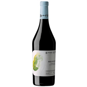 Delicato e con riflessi dorati, il Moscato giallo è un tesoro antico che porta con sé il fascino di terre lontane.

La sua essenza di pompelmo e cedro si fonde al profumo di noce moscata.

Aromatico e fragrante, è un vino profumato dalle sensazioni dolci che evolvono nel tempo. 