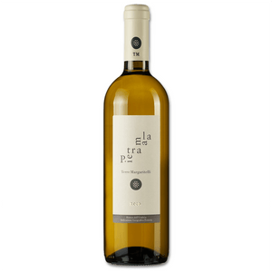 Pietramala nasce dalle colline di Torgiano nel cuore dell’Umbria da vitigni di Traminer, Trebbiano e Pecorino . Il colore giallo paglierino, i ritorni olfattivi piacevoli e persistenti, le note erbacee e leggermente agrumate nel gusto, rendono Pietramala testimone fedele dell’atmosfera e della natura di una terra pura e genuina