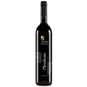 Vino che colpisce per la particolare morbidezza dei suoi tannini e per la straordinaria freschezza aromatica.

Colore rosso intenso e sostenuto.

Il vino presenta quegli aromi che da sempre sono tipici del Merlot; ciliegia, marasca, lampone e cassis. La difficoltà di coltivare una varietà precoce come il Merlot in un ambiente caldo sta nell’individuare l’esatta data di raccolta e non attendere oltre.

Il sapore è morbido e asciutto al palato. Si percepiscono in finale le note di menta e liquirizia, risultat