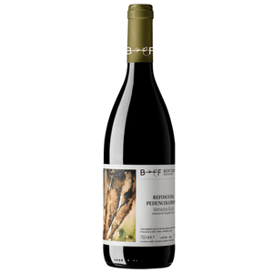 Colore: Rosso intenso profondo ed impenetrabile con riflessi purpurei.


Profumo: Ampio e variegato, spiccano la prugna matura e la mora; penetrante e vigoroso nello sviluppo con leggere note di spezie di sottobosco.


Gusto: Caratterizzato dal piacevole ritorno della prugna e dei piccoli frutti neri; progressivo con notevole complessità; corpo medio ma di buona rotondità, la croccante acidità aggiunge persistenza al finale e al retrogusto.