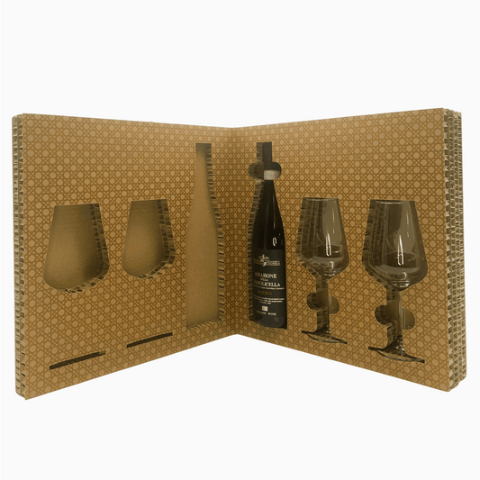 Elegante cofanetto Luxury con Calici in vetro

Rubino molto intenso che mantiene una buona trasparenza, molto consistente.

Il profumo è etereo con note di frutta matura, in particolare la marasca ed una equilibrata sensazione di legno tostato e cacao.

Al gusto è pieno, armonico, lungo, con una grande morbidezza ed equilibrio.

Retrogusto di marasche sotto spirito.