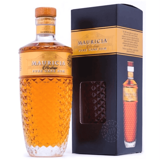 Il Mauricia Rum Heritage è prodotto, come il resto della gamma, a partire da puro succo fresco di canna da zucchero.

Fermentato per 30 ore con lieviti selezionati e distillato in alambicco a colonna.

Il rum viene successivamente invecchiato per 30 mesi in rovere bianco americano di primo passaggio, con tre distinti gradi di tostatura.

Non filtrato a freddo 