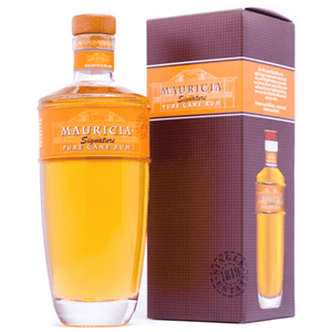 Il Mauricia Rum Signature è prodotto a partire da puro succo fresco di canna da zucchero, il rum viene invecchiato in botti di Ex-Cognac, Ex-Bourbon e botti nuove di rovere americano.

Dal colore oro. Al naso si presenta leggermente erbaceo e floreale, con note di scorza d’agrumi che accompagnano note più morbide di miele e vaniglia.

Risulta fresco e leggermente legnoso, con lievi note di torrefazione. 

Al palato è caldo e asciutto, con note di legno tostato che accompagnano una speziatura dolce
