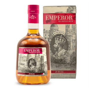 La Jubilee Edition è un assemblaggio di succo di canna da zucchero fresco e melassa.

I rum utilizzati sono accuratamente selezionati e vengono invecchiati in botti di cognac da 400 litri che prima contenevano vecchio cognac.

Gusto: La bocca è rapidamente invasa dalla presenza del vecchio cognac attorno ad
aromi di cuoio vecchio e frutta cotta che tira su gelatina di mele cotogne.

Naso: Note di uva matura e mandorle tostate, seguite da una leggera amarezza di rovere che si apre su frutti rossi.

Colore: U