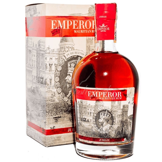 Gusto: La bocca è rapidamente invasa dalla presenza del vecchio cognac attorno ad
aromi di cuoio vecchio e frutta cotta che tira su gelatina di mele cotogne.

Naso: Note di uva matura e mandorle tostate, seguite da una leggera amarezza di rovere che si apre su frutti rossi.

Colore: Uno splendido oro profondo.