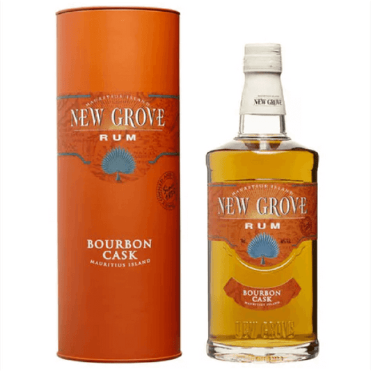New Grove Bourbon Cask è un corposo rum mauriziano single estate, invecchiato in botti vergini tipo Bourbon e botti premium ex Bourbon, per alcune note gourmand di vaniglia, caramello e legnose, seguite da un gusto fresco, leggermente affumicato e di spezie dolci.