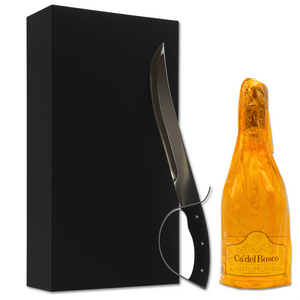 Scatola regalo in elegante cartone satinato nero con chiusura calamitata con sciabola pesante in metallo e impugnatura in elegante legno di colore nero, attrezzatura per effettuare il sabrage, ovvero apertura dello champagne o spumante effettuata facendo saltare il collo in vetro della bottiglia. cm 43.6x22.3x10

Una Bottiglia di Cà del Bosco Franciacorta da 75 cl inclusa