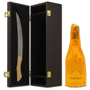 CONSEGNA GRATUITA

Scatola regalo in elegante cofanetto regalo di legno con sciabola pesante per effettuare il sabrage, ovvero apertura dello champagne o spumante effettuata facendo saltare il collo in vetro della bottiglia. cm 44x10.5x10.5

Bottiglia di Cà Del Bosco Franciacorta 75cl Cuvèe Prestige inclusa