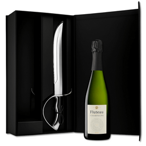 CONSEGNA GRATUITA

Scatola regalo in elegante cartone satinato nero con chiusura calamitata con sciabola pesante in metallo e impugnatura in elegante legno di colore nero, attrezzatura per effettuare il sabrage, ovvero apertura dello champagne o spumante effettuata facendo saltare il collo in vetro della bottiglia. cm 43.6x22.3x10&nbsp;

Una Bottiglia di Champagne Fluteau Echo 75cl inclusa

La cuvée Echo rappresenta perfettamente la nostra piantagione di uva dai nostri 9 appezzamenti: 15% chardonnay e 85% p