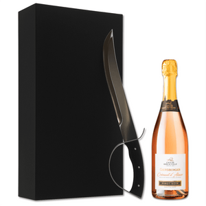 CONSEGNA GRATUITA

Scatola regalo in elegante cartone satinato nero con chiusura calamitata con sciabola pesante in metallo e impugnatura in elegante legno di colore nero, attrezzatura per effettuare il sabrage, ovvero apertura dello champagne o spumante effettuata facendo saltare il collo in vetro della bottiglia. cm 43.6x22.3x10&nbsp;

Una Bottiglia di Cremant Pinot Noir Rosè AOC Alsazia Cave De Ribeauville Francia 75cl inclusa

Prodotto nel più puro rispetto del metodo tradizionale o Champenoise con vend