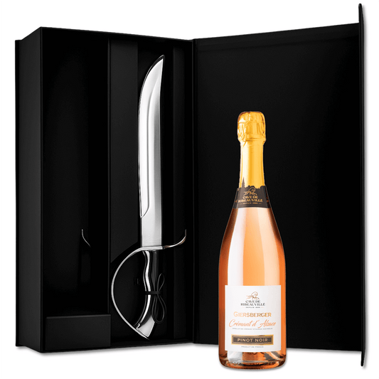 CONSEGNA GRATUITA

Scatola regalo in elegante cartone satinato nero con chiusura calamitata con sciabola pesante in metallo e impugnatura in elegante legno di colore nero, attrezzatura per effettuare il sabrage, ovvero apertura dello champagne o spumante effettuata facendo saltare il collo in vetro della bottiglia. cm 43.6x22.3x10&nbsp;

Una Bottiglia di Cremant Pinot Noir Rosè AOC Alsazia Cave De Ribeauville Francia 75cl inclusa

Prodotto nel più puro rispetto del metodo tradizionale o Champenoise con vend