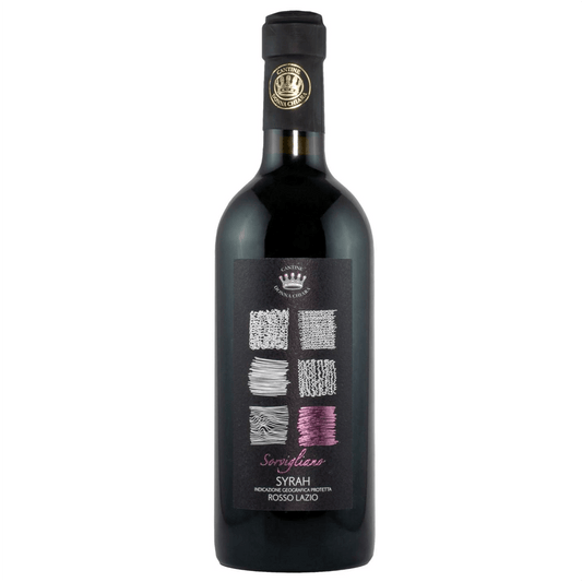 Il vitigno Syrah originariamente proviene dalla città di Schiraz, in Persia, da cui pare giunto nel nostro paese nell’antichità attraverso la città di Siracusa.


Rosso rubino, al naso sentori di spezie come il pepe e piccoli frutti rossi come il ribes , carrube, ciliegie. In bocca è caldo, giustamente tannico, intenso, con un finale di frutta rossa in confettura e nocciola tostata.