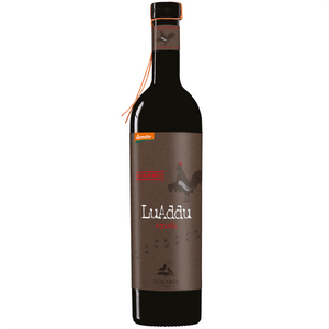 Il vitigno Syrah originariamente proviene dalla città di Schiraz, in Persia, da cui pare giunto nel nostro paese nell’antichità attraverso la città di Siracusa.


Rosso rubino vivace, al naso prugne, carrube, ciliegie. In bocca è caldo, giustamente tannico, intenso, con un finale di frutta rossa in confettura.