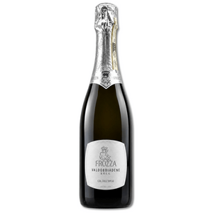 Produzione curata maniacalmente dall'uva raccolta a mano in una particella del nostro vigneto collinare, alla bottiglia nulla è lasciato al caso

Fermentazioni lunghe oltre 60 giorni con base spumante matura e periodo di affinamento d'obbligo prima della messa in commercio

Per le cose buone bisogna saper attendere!

Non vi aspettate il classico prosecco 

Perlage fine e persistente, profumo aromatico, caldo, con vari sentori fruttati tra cui mela verde, pesca acerba e pera assieme a profumi flore