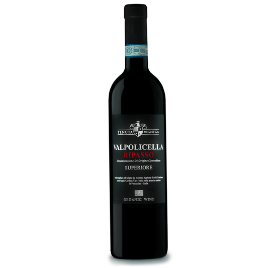 Dopo la svinatura, il vino è conservato in un serbatoio di acciaio fino al ripasso con le vinacce di Amarone della stessa annata. 

Questa operazione inizia alla fine di gennaio, dove il vino sosta nella vinaccia di amarone per una settimana.

Successivamente viene affinato in botti di rovere di Slavonia e in barriques di rovere francese.

Il colore è rosso luminoso.

Il profumo è intenso di ciliegie mature, mora con leggero sentore di cioccolato e vaniglia.

Al gusto è piacevole, con una nota di 