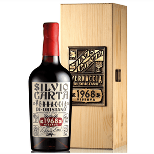 Aspetto: Oro antico.

Profumo: Al naso rivela intriganti sensazioni di miele di castagno e amaretto, burro, caffè e cotognata, sentori marini e note smaltate.

Sapore: Articolato al gusto, moderatamente dolce e fresco, quasi liquoroso, chiude con persistenza di mandorla amara.

È l’anno che segnò l’ultima vinificazione della Silvio Carta, nella sede storica di via Dante a Baratili San Pietro. Ma anche l’anno dell’ultima vendemmia svolta in tre momenti.