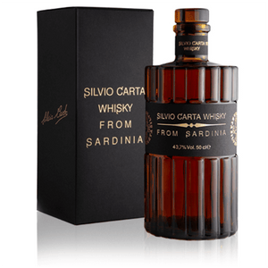 Aspetto: Oro antico, giallo ambra intenso con luminosi riflessi ramati e una piacevole limpidità.

Profumo: Note di agrumi canditi, pepe, caramello, frutta secca, malto, zenzero e sfumature salmastre si intrecciano armoniosamente.

Emergono inoltre toni speziati intensi di chiodi di garofano, confettura di prugne e accenni di ciliegia sotto spirito e uva passa.

Sapore: Cremoso, morbido e avvolgente, ripropone appieno tutte le note percepite all’olfattiva con piacevoli rimandi di miele.

Il f