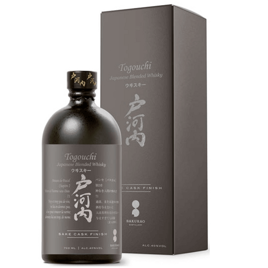Dal 1976 esperta nell'arte dell'invecchiamento sotterraneo, la distilleria Sakurao invecchia in botti di rovere i suoi whisky sepolti ai piedi del monte Osorakan, diverse centinaia di metri sottoterra.

Queste montagne circostanti sono particolarmente generose anche per il marchio Togouchi, poiché anche l'acqua utilizzata viene prelevata dal fiume Oze.

Queste caratteristiche uniche e differenzianti contribuiscono allo sviluppo di una gamma di whisky eleganti e fruttati, assemblati con precisione.

Invecchi