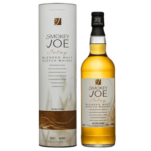 Distillato sull’isola di Islay, al largo della costa sud-occidentale scozzese. I malti di Islay utilizzati per la produzione di Smokey Joe sono molto particolari e prendono la loro caratteristica sia dalla torba locale, utilizzata per essiccare l’orzo, sia dalla vicinanza al mare. Per mantenere intatte le caratteristiche uniche e naturali. Non è filtrato per assicurare a tutte le componenti aromatiche di essere conservate.
NOTE DI DEGUSTAZIONE
Si presenta d’aspetto dorato con riflessi ambrati. 