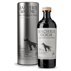 Normalmente i Single Malt della distilleria Arran sono freschi, dolci e non torbati, ma la serie Machrie Moor fa eccezione:
questo è un whisky torbato e audace. La torba proviene da Machrie Moor, una delle torbiere più vecchie e colme di mistero dell’isola.

Whisky maturato in botti ex-Bourbon prima di essere imbottigliato (senza filtraggio a freddo né aggiunta di coloranti) e direttamente dalla botte con un volume alcolico di
56,2% senza essere diluito con acqua.
Il livello di torba è medio (20ppm).