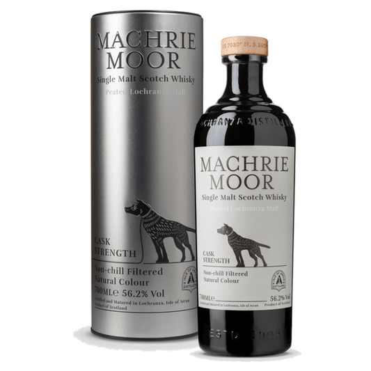 Normalmente i Single Malt della distilleria Arran sono freschi, dolci e non torbati, ma la serie Machrie Moor fa eccezione:
questo è un whisky torbato e audace. La torba proviene da Machrie Moor, una delle torbiere più vecchie e colme di mistero dell’isola.

Whisky maturato in botti ex-Bourbon prima di essere imbottigliato (senza filtraggio a freddo né aggiunta di coloranti) e direttamente dalla botte con un volume alcolico di
56,2% senza essere diluito con acqua.
Il livello di torba è medio (20ppm).