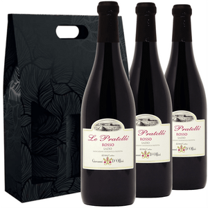 Colore rosso rubino con riflessi violacei chiari.

Impatto olfattivo fine, delicatamente fruttato. 

Ingresso secco e centro bocca di buona intensità, abbastanza fresco, dal tannino giovane.

Confezione regalo da 3 bottiglie in cartone di colore e motivo secondo disponibilità, potrebbe variare da quella in foto
Il prodotto arriverà in imballo idoneo e la scatola regalo da montare